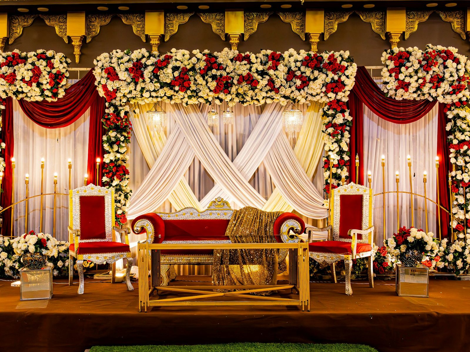 Weddingstand met achterwand en zitplaatsen